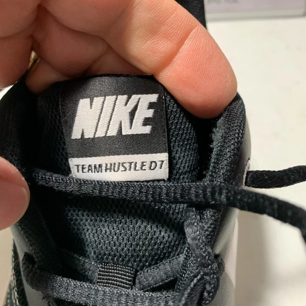 Nike Team Hustle DT Youth sneakers size 7Y black Basketball